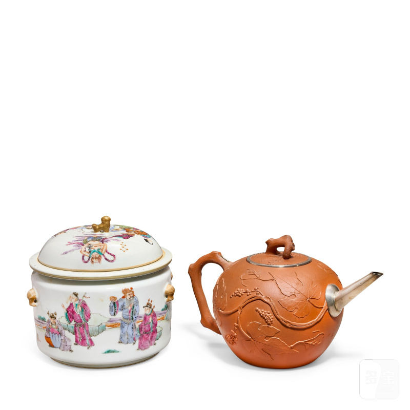 清 宜興段泥茶壺及粉彩人物圖蓋盌 | A YIXING STONEWARE TEAPOT AND COVER AND A FAMILLE ROSE 'FIGURATIVE' TUREEN, LINER AND COVER - 图2